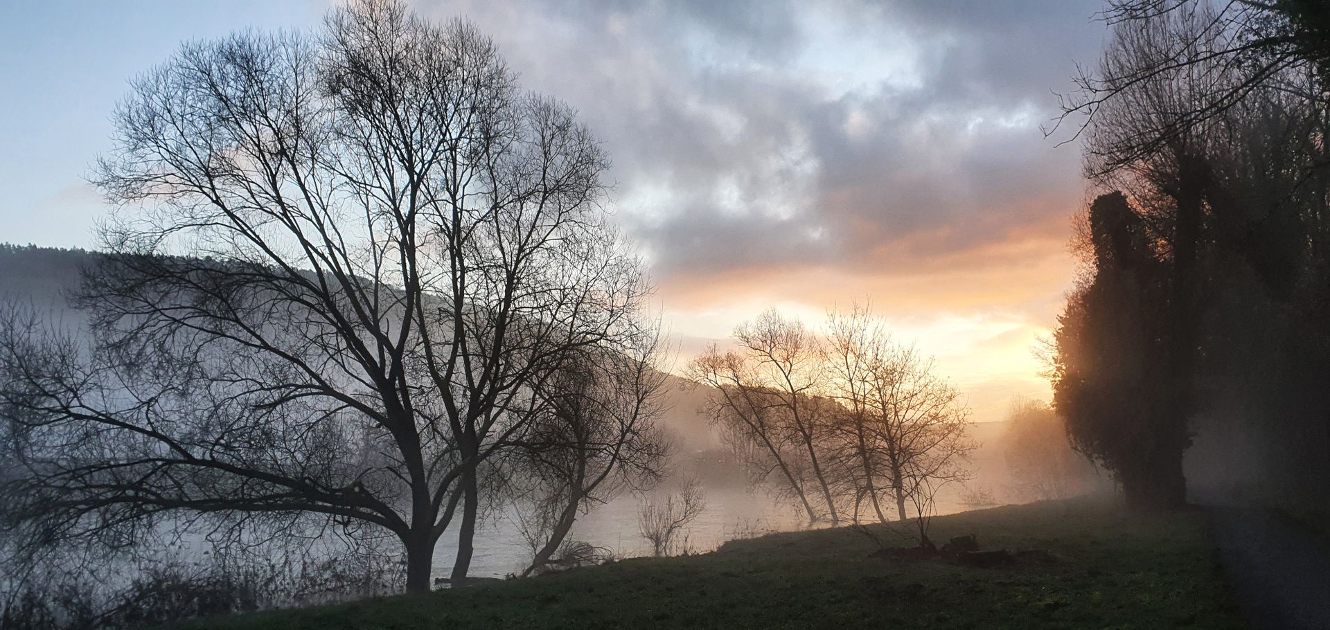 Mgła nad rzeką Sauer w Echternach